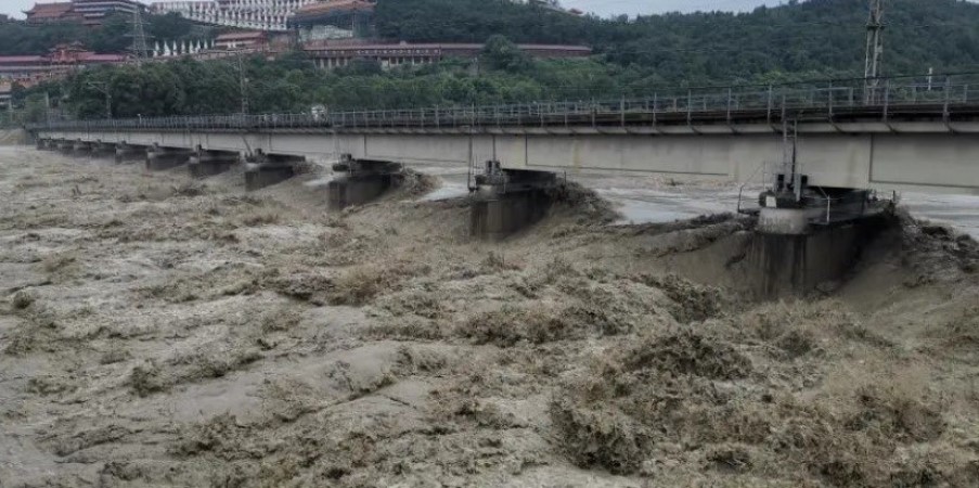 图为涪江大桥桥墩17日已快要被滚滚黄流淹没。（取自微信公众号“四川发布”）