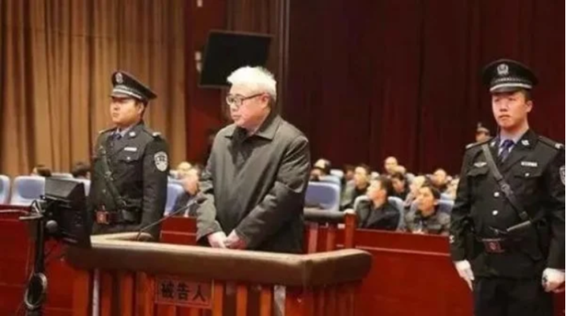 周符波受审画面（图片来源：网络）