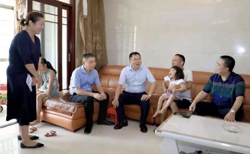 贫困户住宅现“豪华家装”