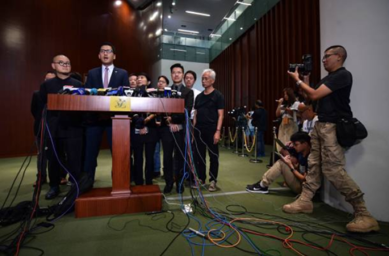 林卓廷与许智峰（后右二）在立法会会见记者
