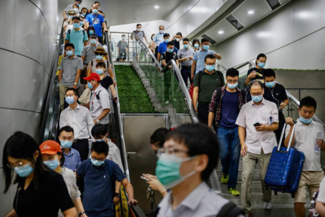 疫情升温期间民众配戴口罩在北京南站。