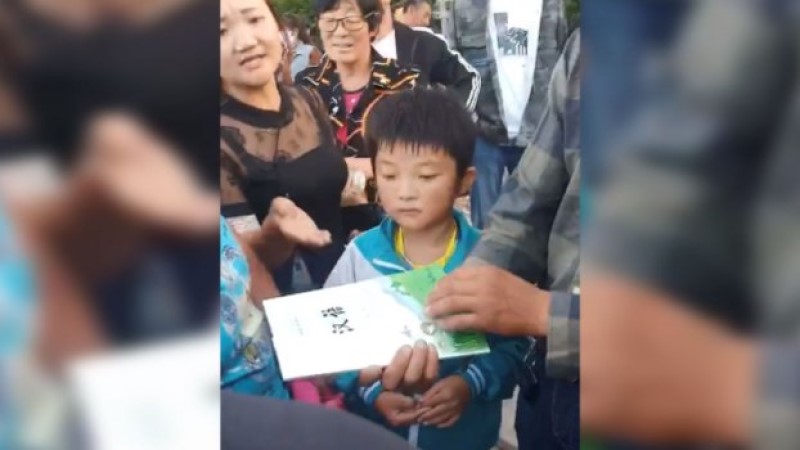 蒙古學校的學生家長不滿當局從小學一年級起，改用漢族《語文》教材。