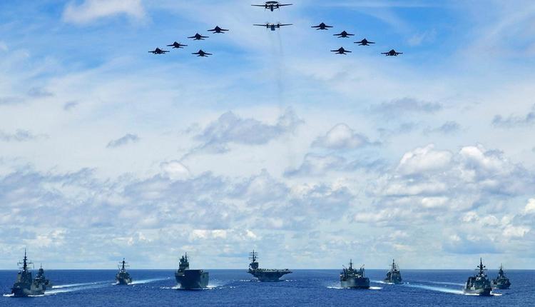 在菲律宾海演训的美国航母战斗群。（图片摘自U.S. Pacific Fleet）