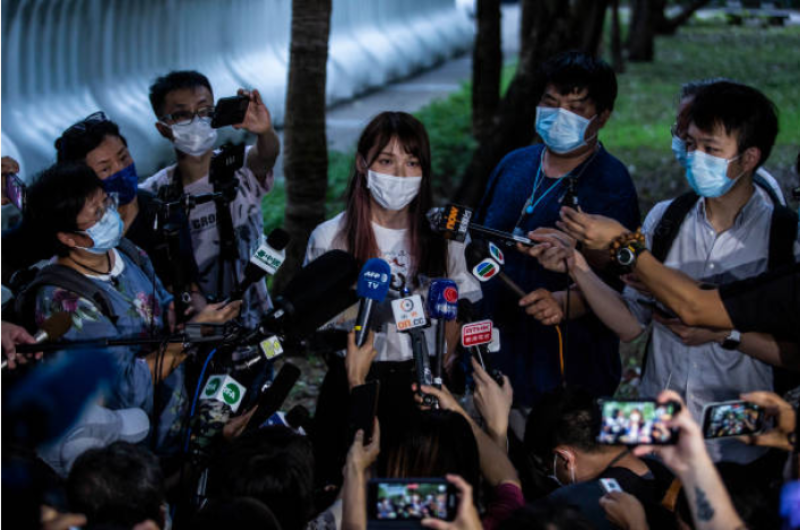 前香港眾志成員周庭在大埔警署外接受傳媒採訪