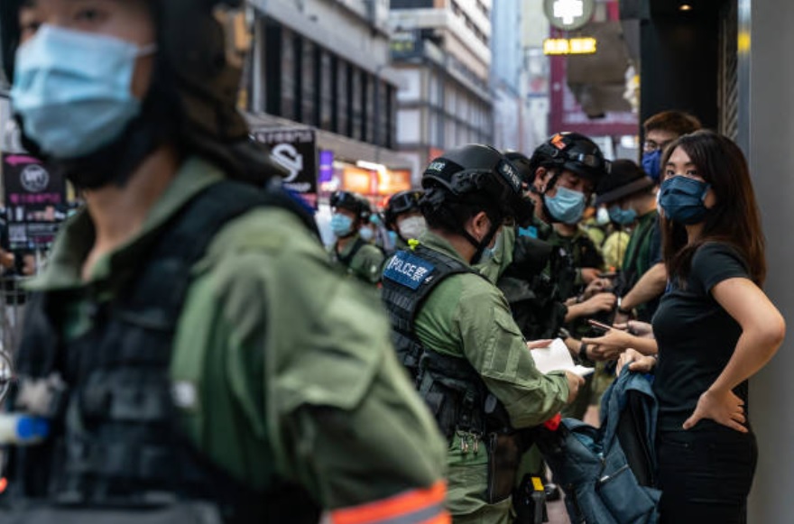 12名香港青年
