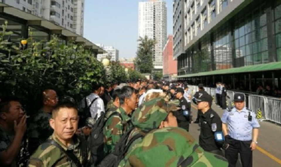 中国湖南省有300多名三等战功的老兵前往省政府，要求中国政府落实《兵役法》，反而有近百人遭长沙市公安局逮捕