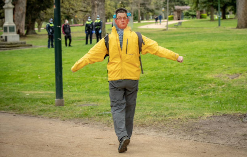 一名戴着维州州长安德鲁斯面具的抗议者
