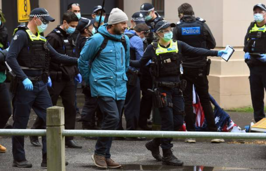 墨爾本反封鎖抗議者被警方逮捕
