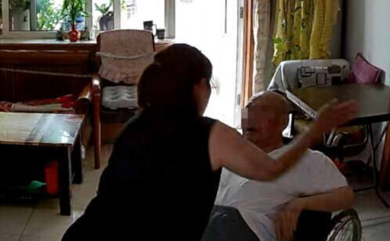 保姆虐打老人被捕