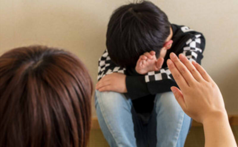 幼师天台上多次掌掴幼童