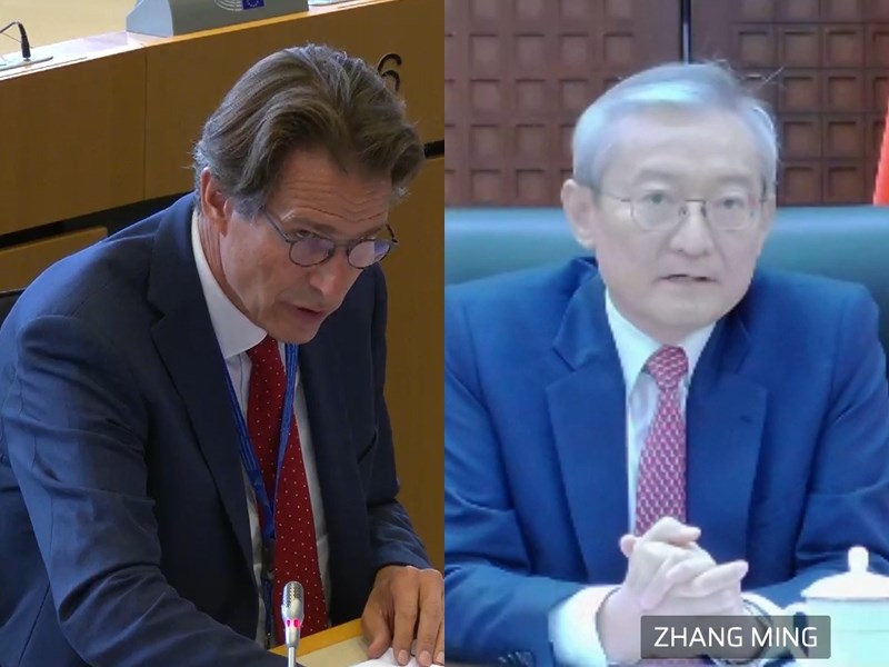 欧洲对外事务部亚太总司总司长威根（左）及中国驻欧盟大使张明（右）