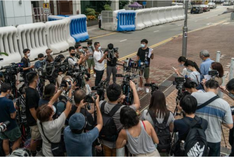 黄之锋在警局外会见传媒