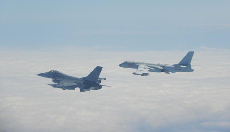 台湾F-16战机（左）升空监控伴飞中国军机绕台飞行，右为共军轰6。