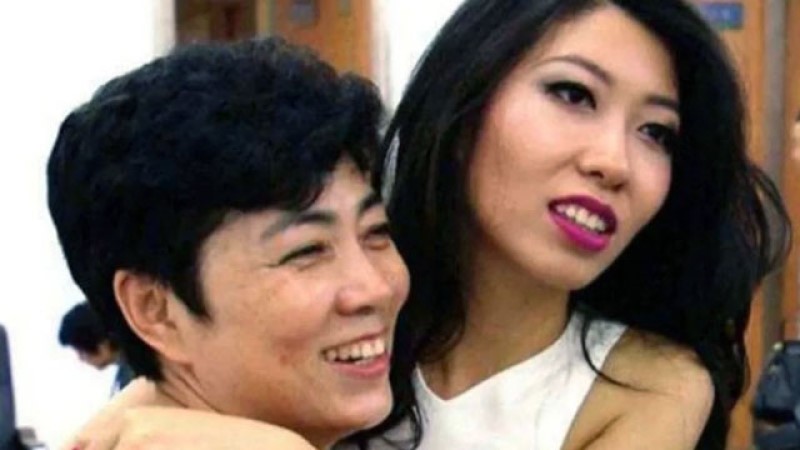 曲婉婷（右）堅稱母親張明傑（左）的涉貪指控是冤枉的。