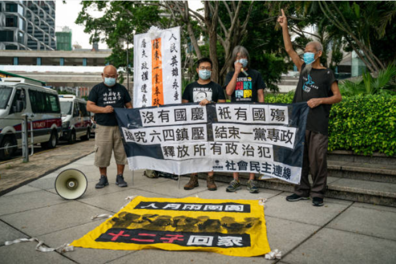 社民連10月1日上午4人一組遊行至中聯辦