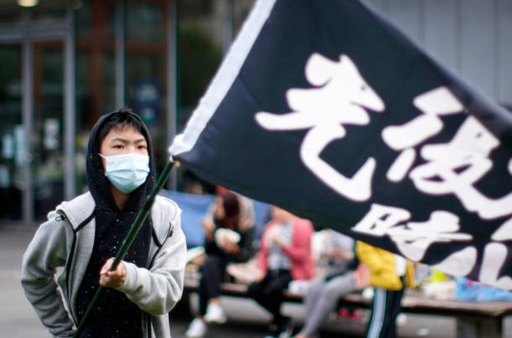 港人揮舞著「光復香港，時代革命」的旗幟