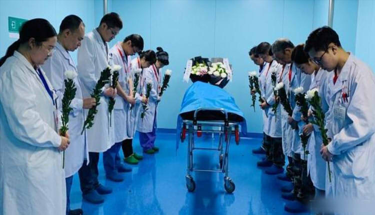 医护人员为沈倩默哀