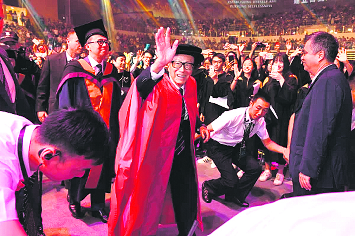2018年6月，李嘉诚出席汕头大学毕业典礼