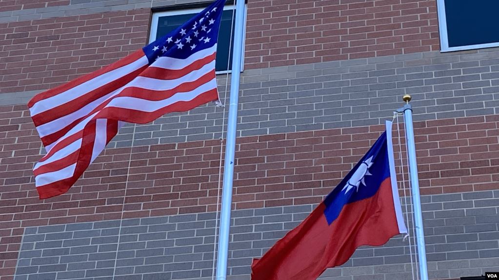 美国与台湾的旗帜在空中飘扬