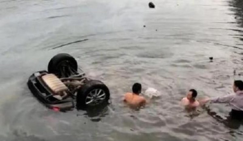 武汉一副区长驾车旅游落水身亡