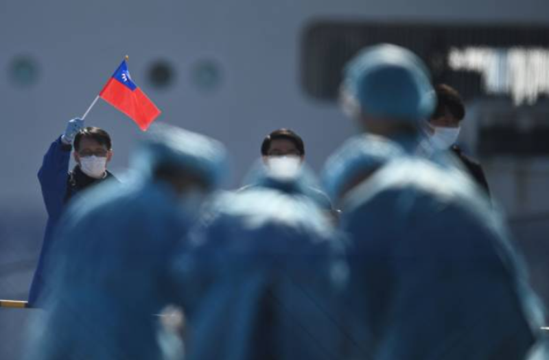 一名男子揮舞中國民國國旗