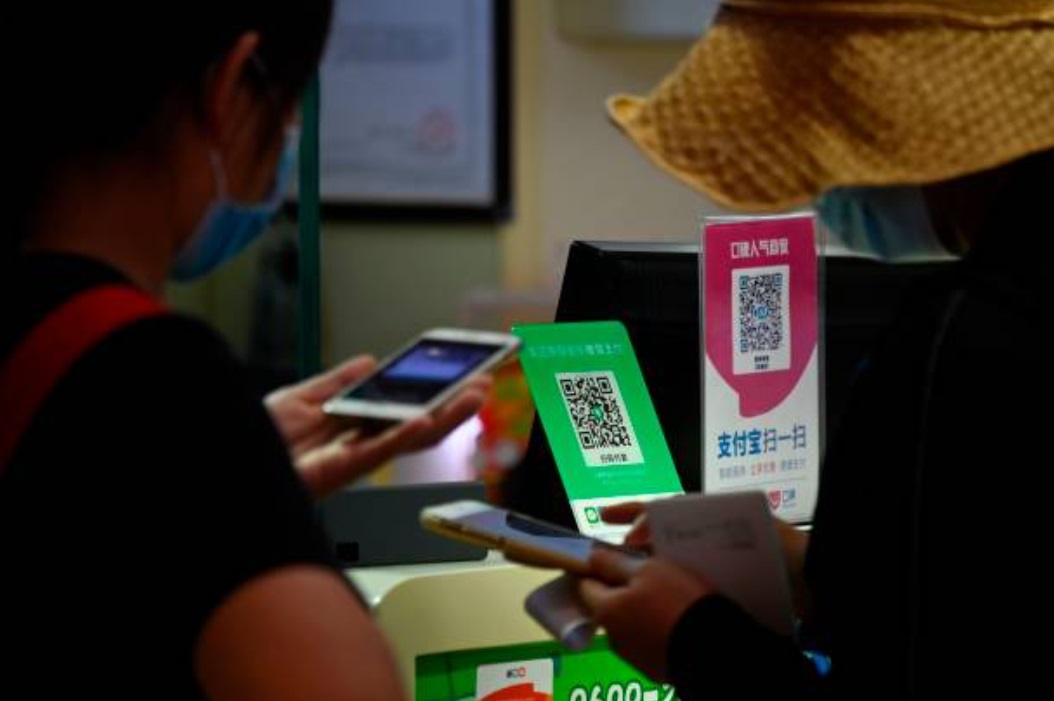 中国商店出现的支付宝与微信支付扫描板