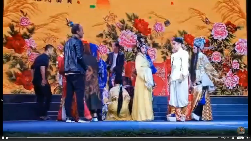 浙江丽水一村主任的儿子醉酒大闹戏台最后演变成大乱斗