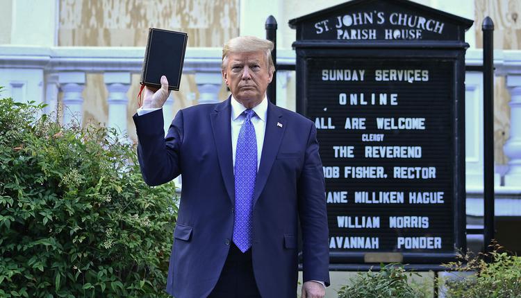 川普在教堂外高举圣经
