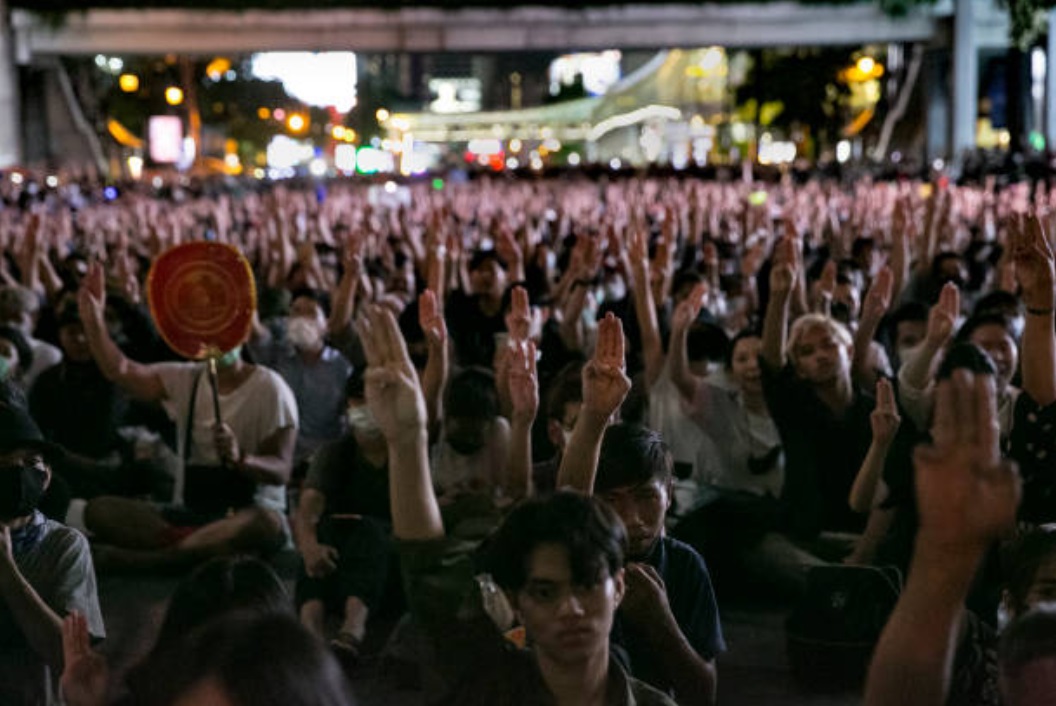 「拉差帕頌」(Ratchaprasong) 十字路口15日出現萬人集會