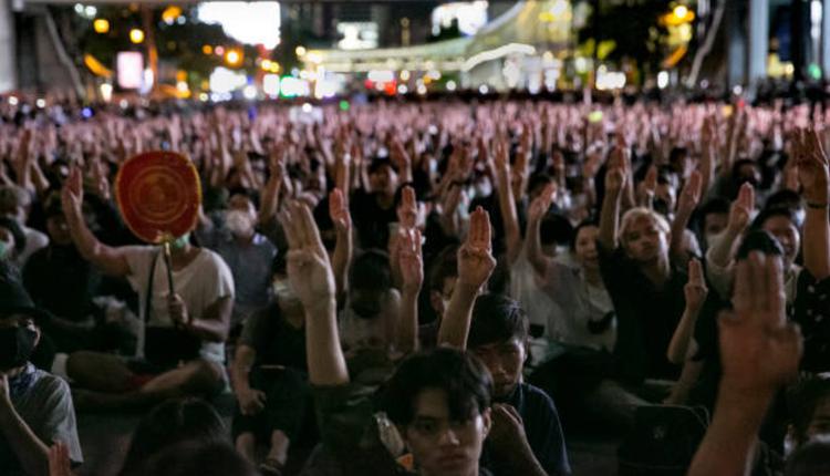 “拉差帕颂”(Ratchaprasong) 十字路口15日出现万人集会