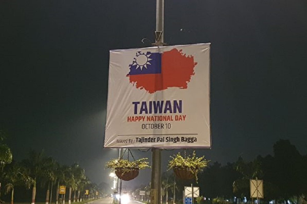 贴在中国驻印度大使馆前的庆祝台湾双十国庆海报
