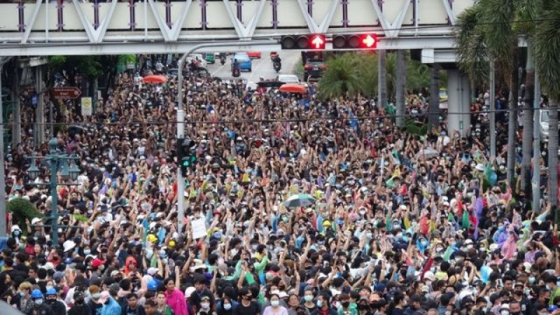 民众占领大圆环天铁站的路口