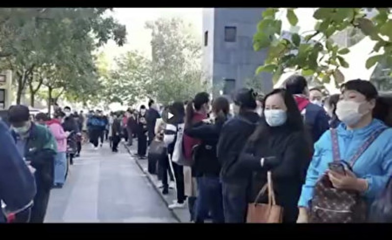 大量家长前往优胜教育总部要求退费