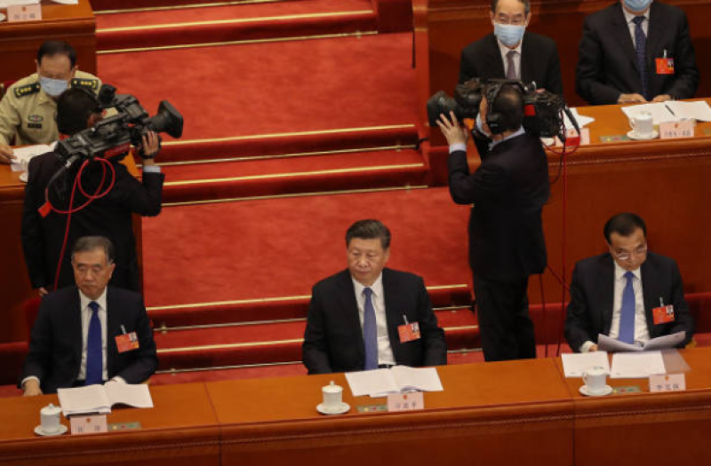 近平及中共高层参加人大会议