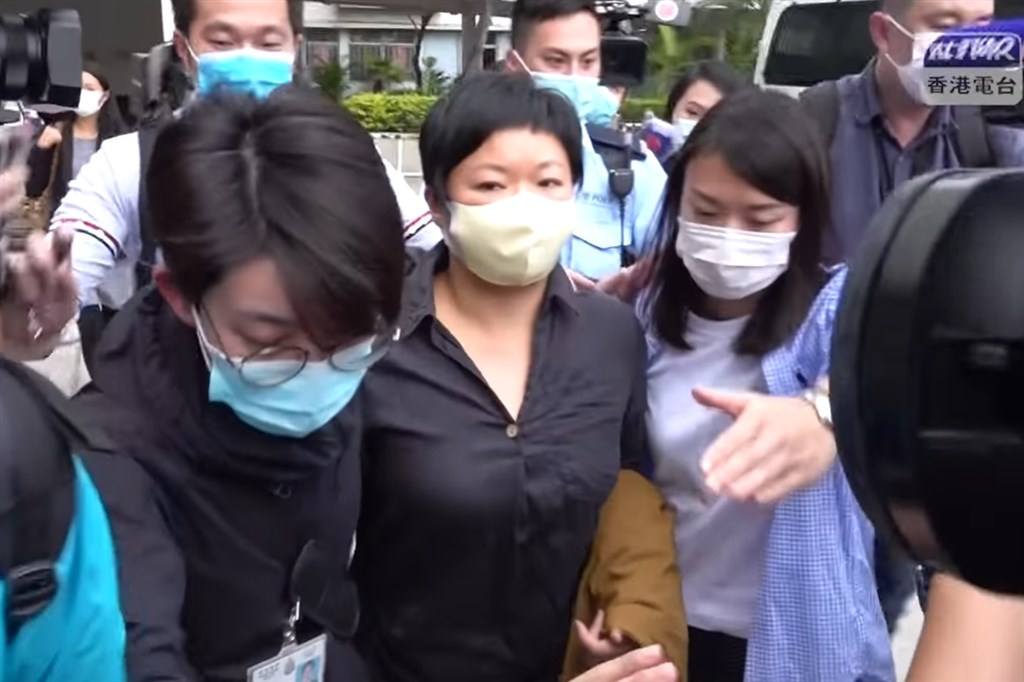 香港电台编导蔡玉玲（前中）