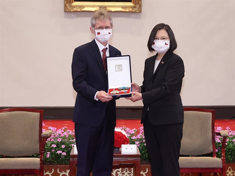 捷克参议院议长维特齐（左）访台与蔡英文合照（右）（图片来源：中央社）