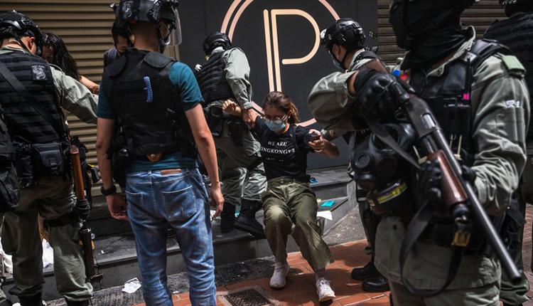 7月1日香港警方依港区国安法逮捕抗议民众。