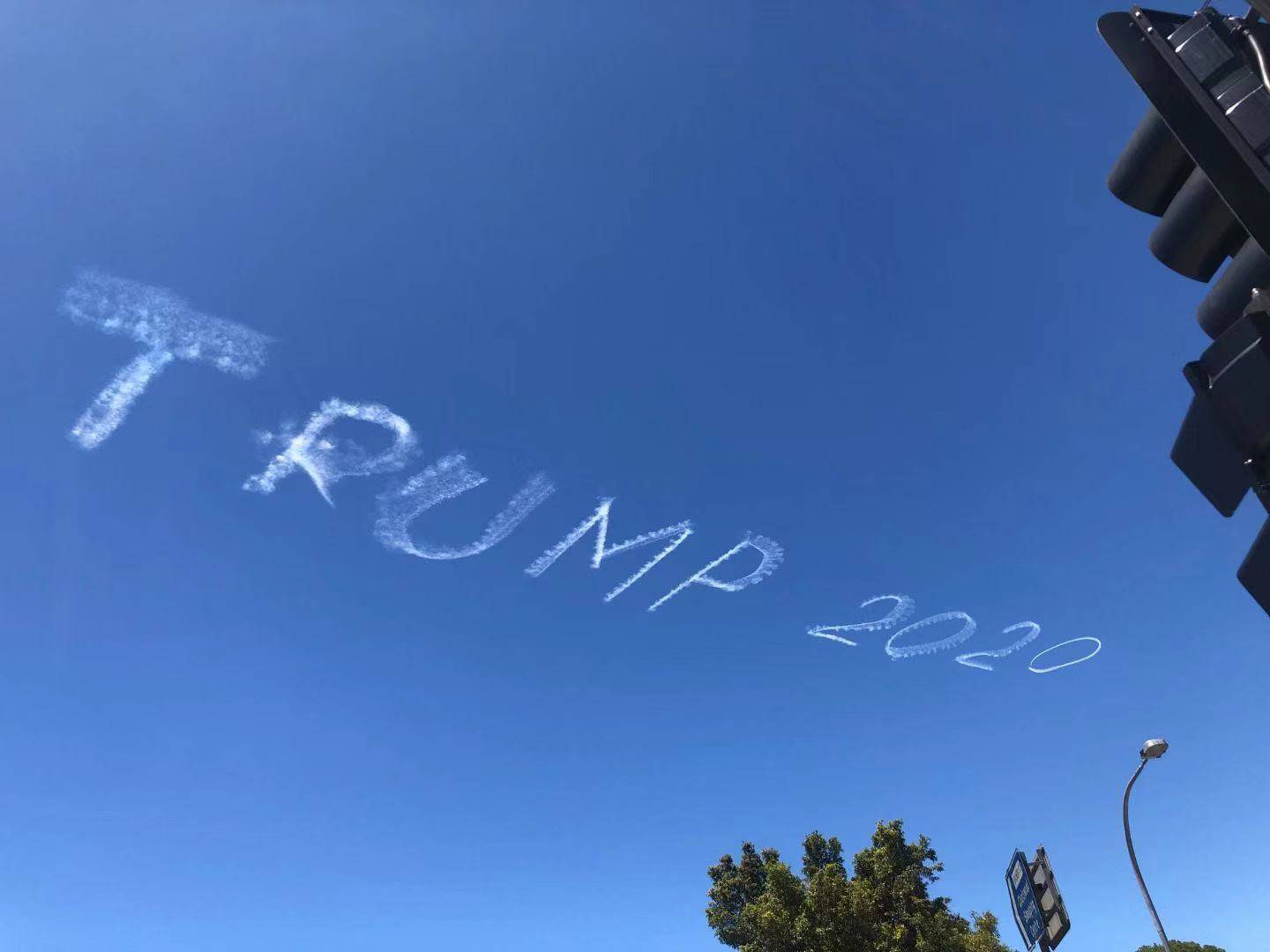 悉尼上空出现“TRUMP 2020”