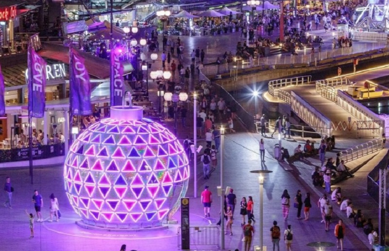 The Giant Bauble 圣诞装饰
