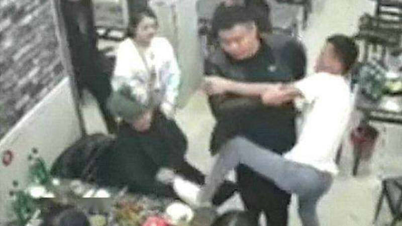 男子带仨美女吃饭遭嫉妒被打