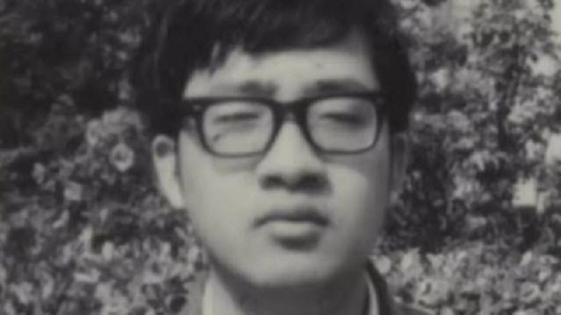 流亡26年，诗人老木家乡猝死。