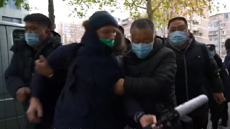 央视前主播朱军涉嫌“性骚扰”案开庭，数百人到场支援。
