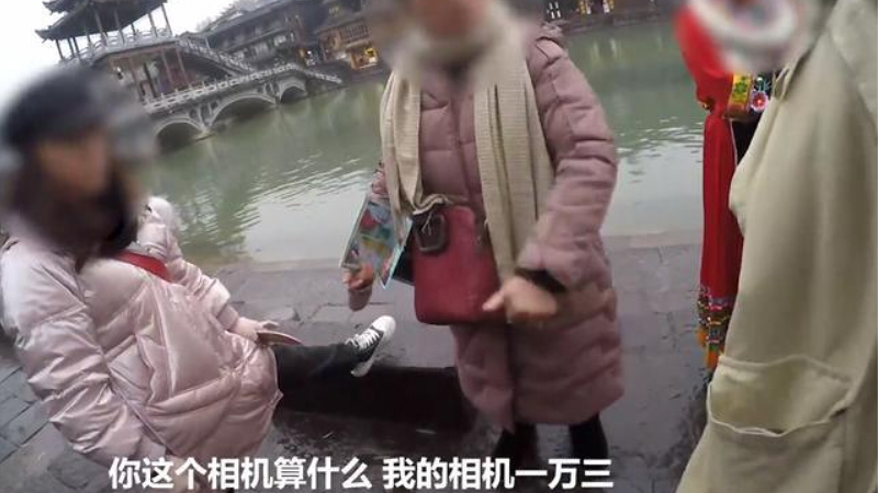 游客凤凰古城租衣服被禁止自拍