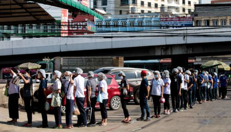 19日在龍仔厝府（Samut Sakorn）的海鮮批發市場外排隊等待病毒檢測的民眾