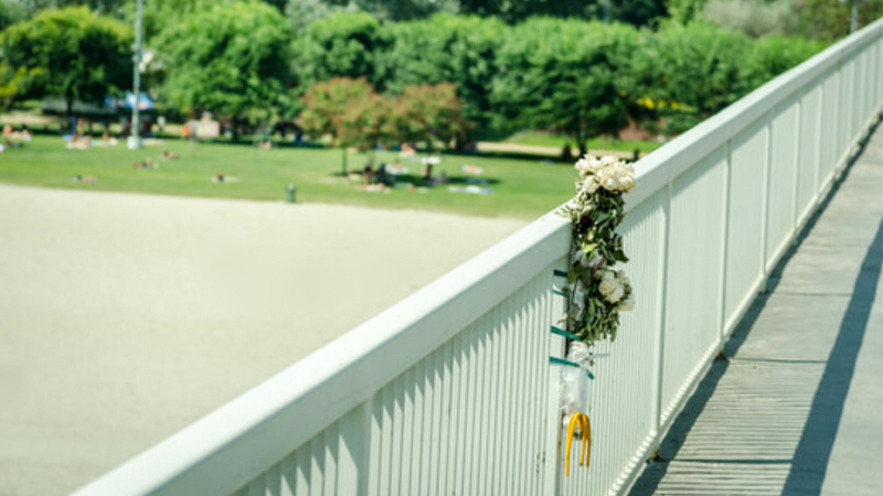 妻子跳河丈夫见死不救
