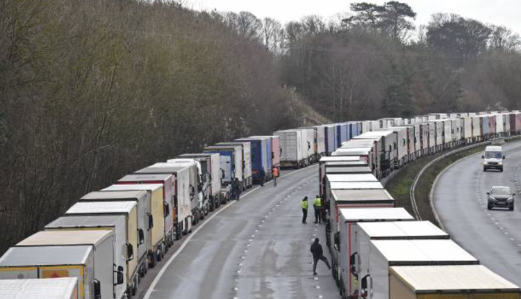 被困在英国的卡车司机等接受病毒检测（图片来源：JUSTIN TALLIS/AFP via Getty Images）