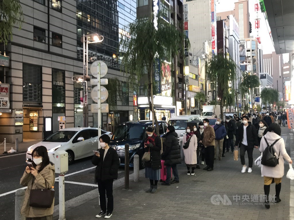 位于东京新桥的PCR检查中心26日有大批民众前来自费检查