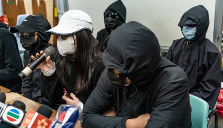 12港人家属在“12港人关注组”陪同下举行记者会