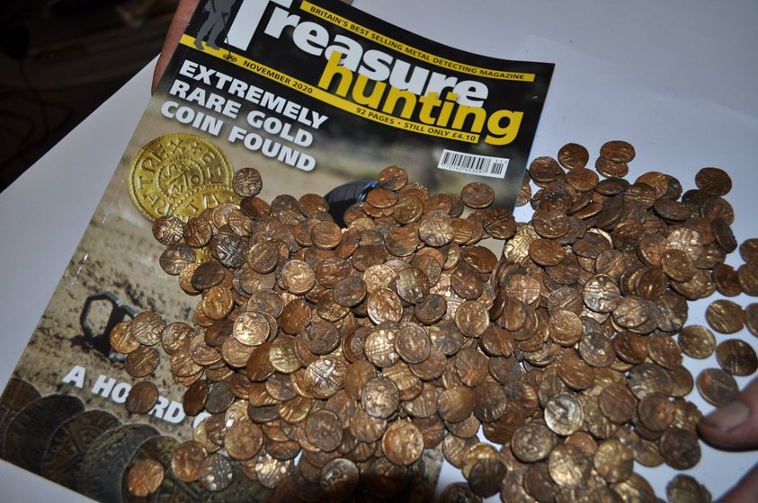 英國男子發現1300枚古金幣