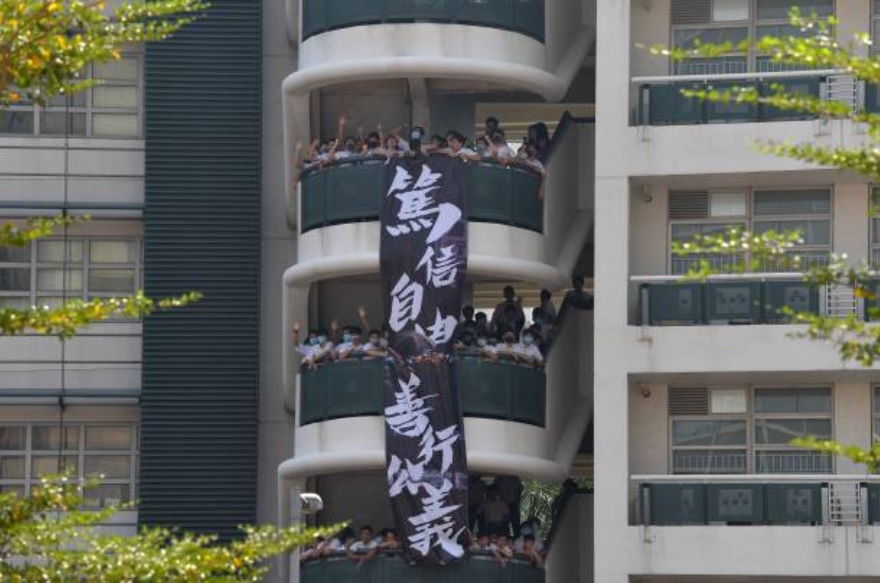 香港大学生拉布条支持在警民冲突中遭到逮捕的96名学生